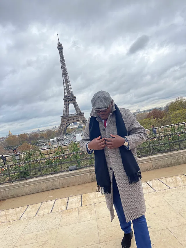 Kam Nganssoh Gildas devant la tour Eiffel, Paris