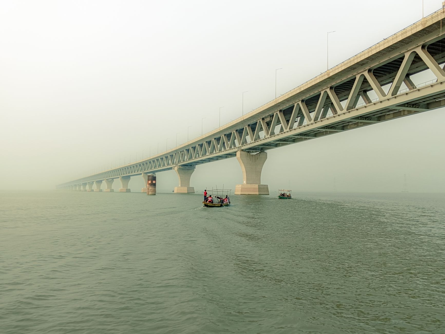 Pont dans un paysage brumeux avec horizon en traversée