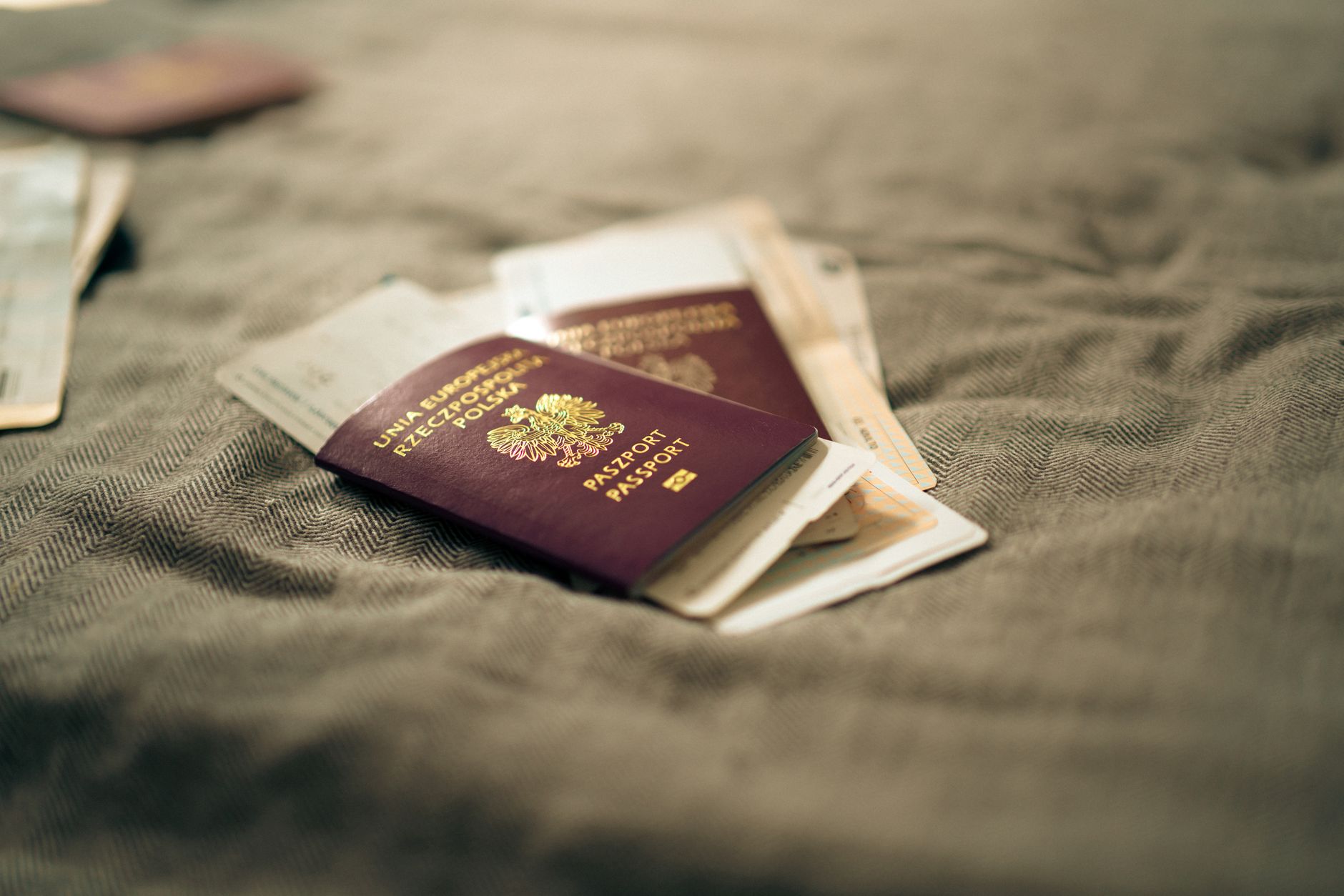 Passeport et documents de voyage, symbole du départ et de l'exil
