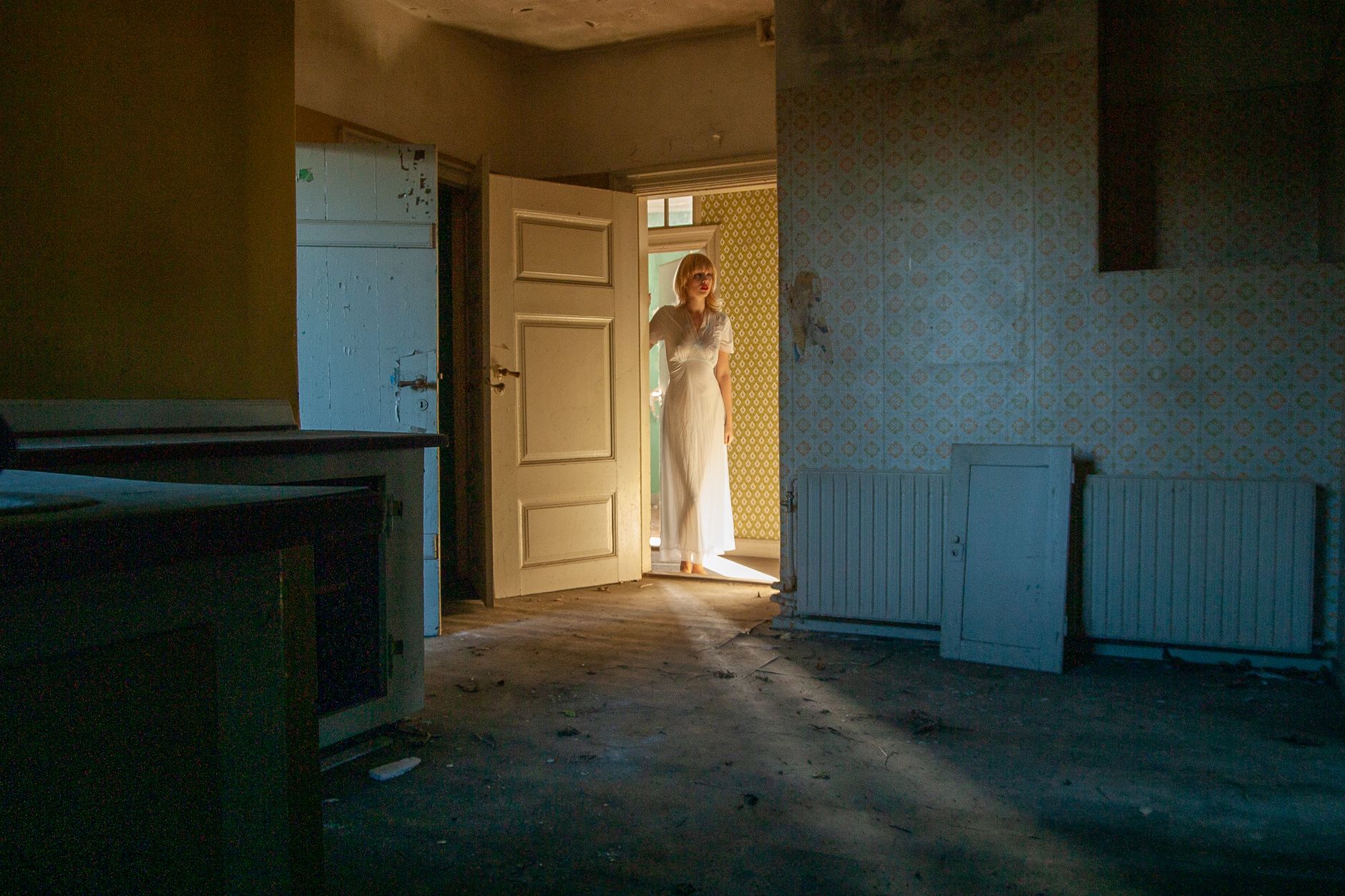 Une pièce vide avec une porte et de la lumière, symbolisant le renouveau et les possibilités