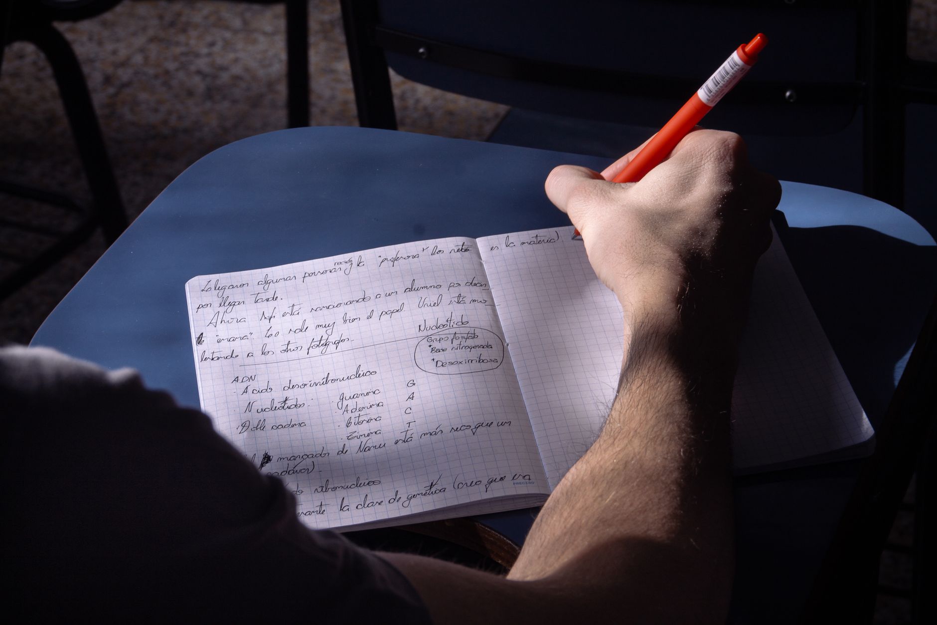 Mains écrivant dans un carnet, représentant l'acte d'écriture