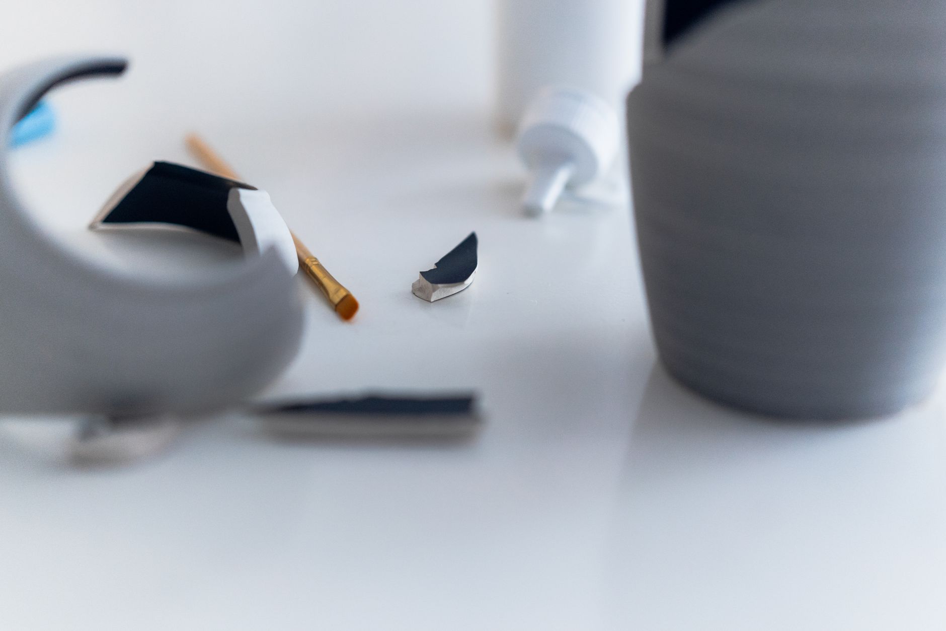 Céramique réparée à l'or selon la technique du kintsugi, évoquant la beauté de la cicatrisation