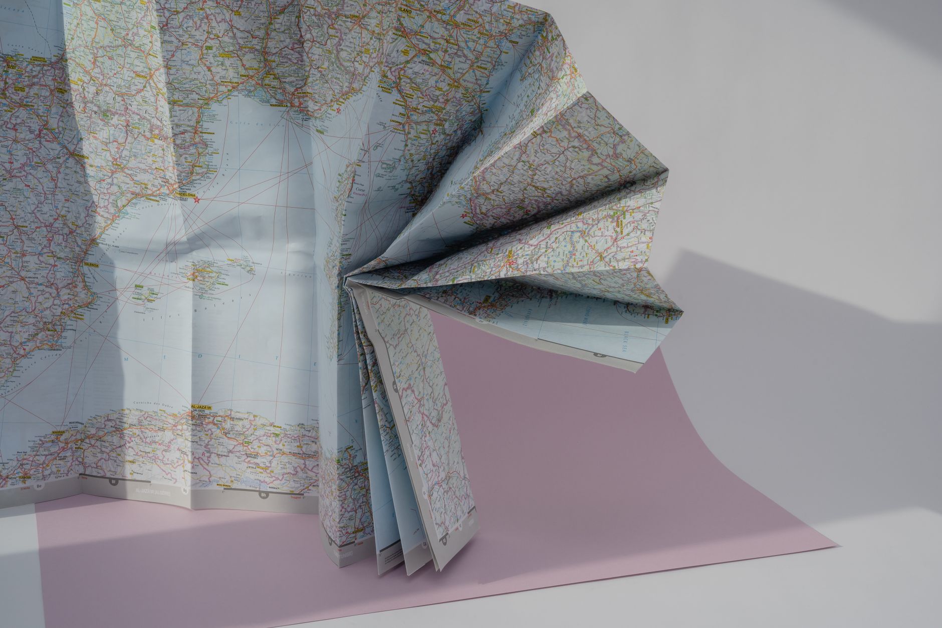 Carte pliée montrant textures et couches superposées