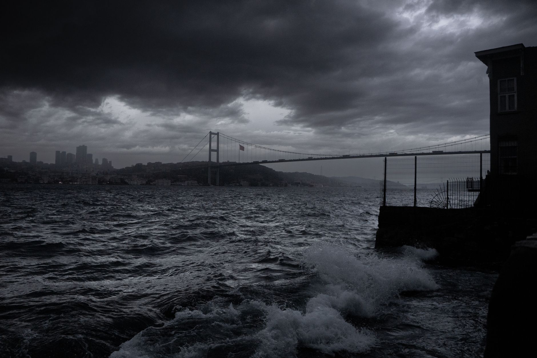 Illustration — La Méditerranée : la nuit où j'ai failli ne jamais arriver