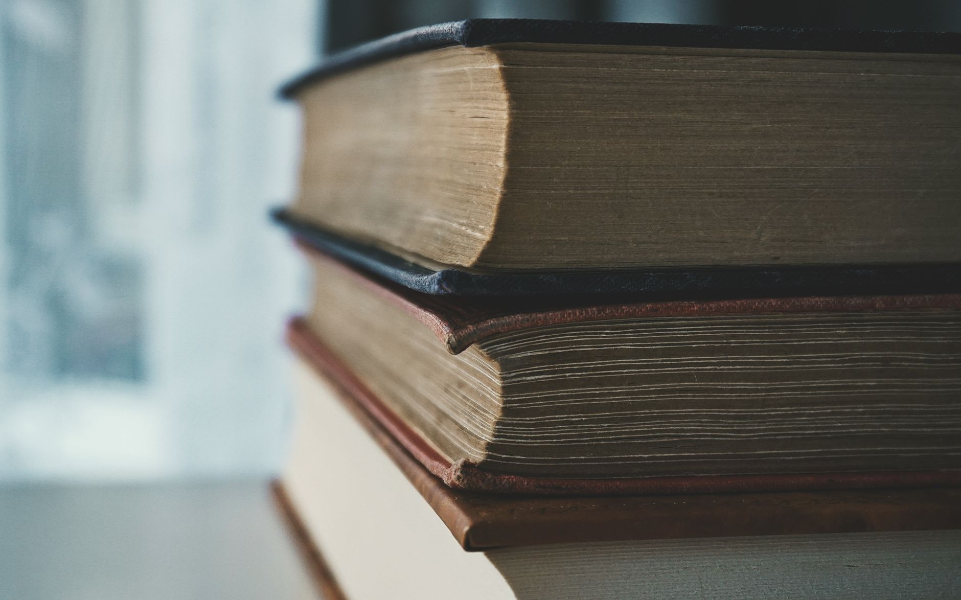 Pages de livre usées par la lumière, montrant l'empreinte du temps sans disparition